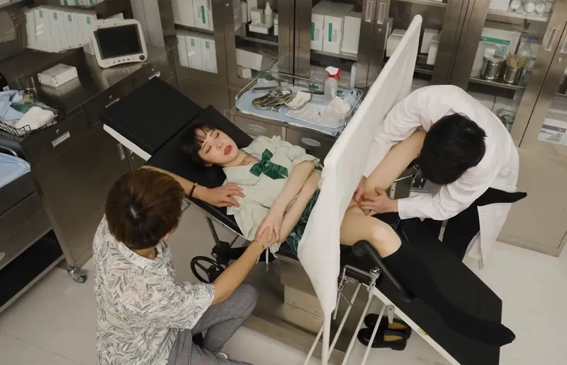 Chồng dẫn bà xã đi khám phụ khoa gặp phải bác sĩ nam biến thái