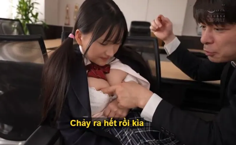 Trong suốt 3 năm, thầy giáo rèn luyện cô học trò vú đẹp thành "bình đựng tinh" đích thực.